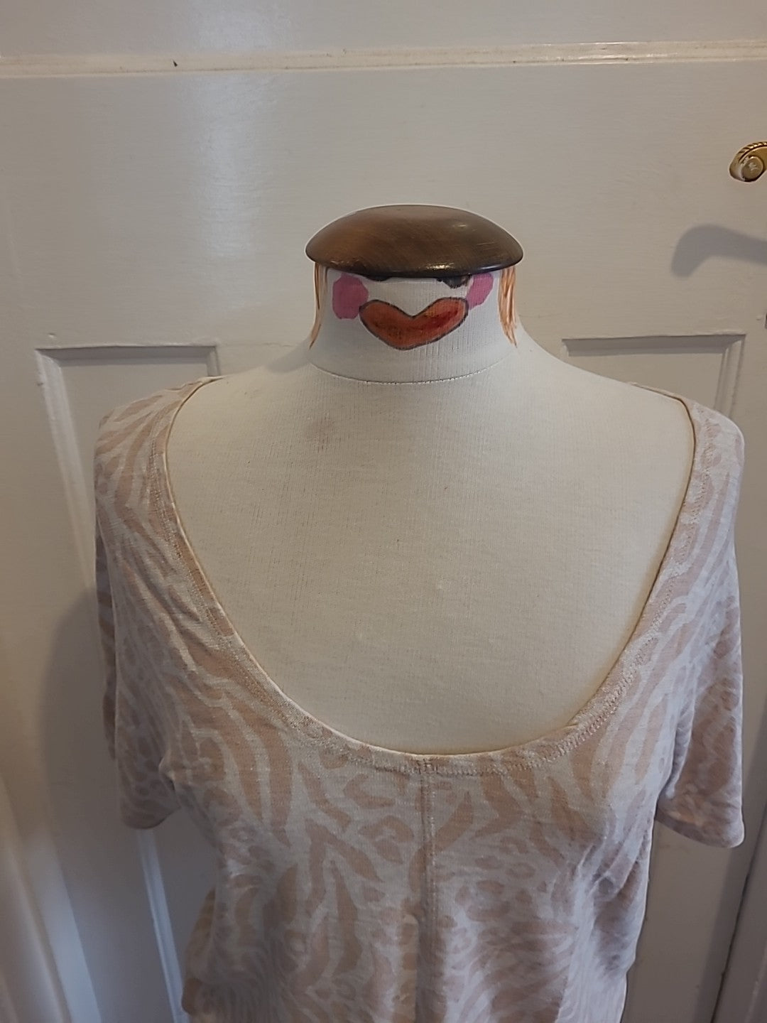Ladies Lounge Edit Size 8 Baby Pink White Short Sleeved Tshirt