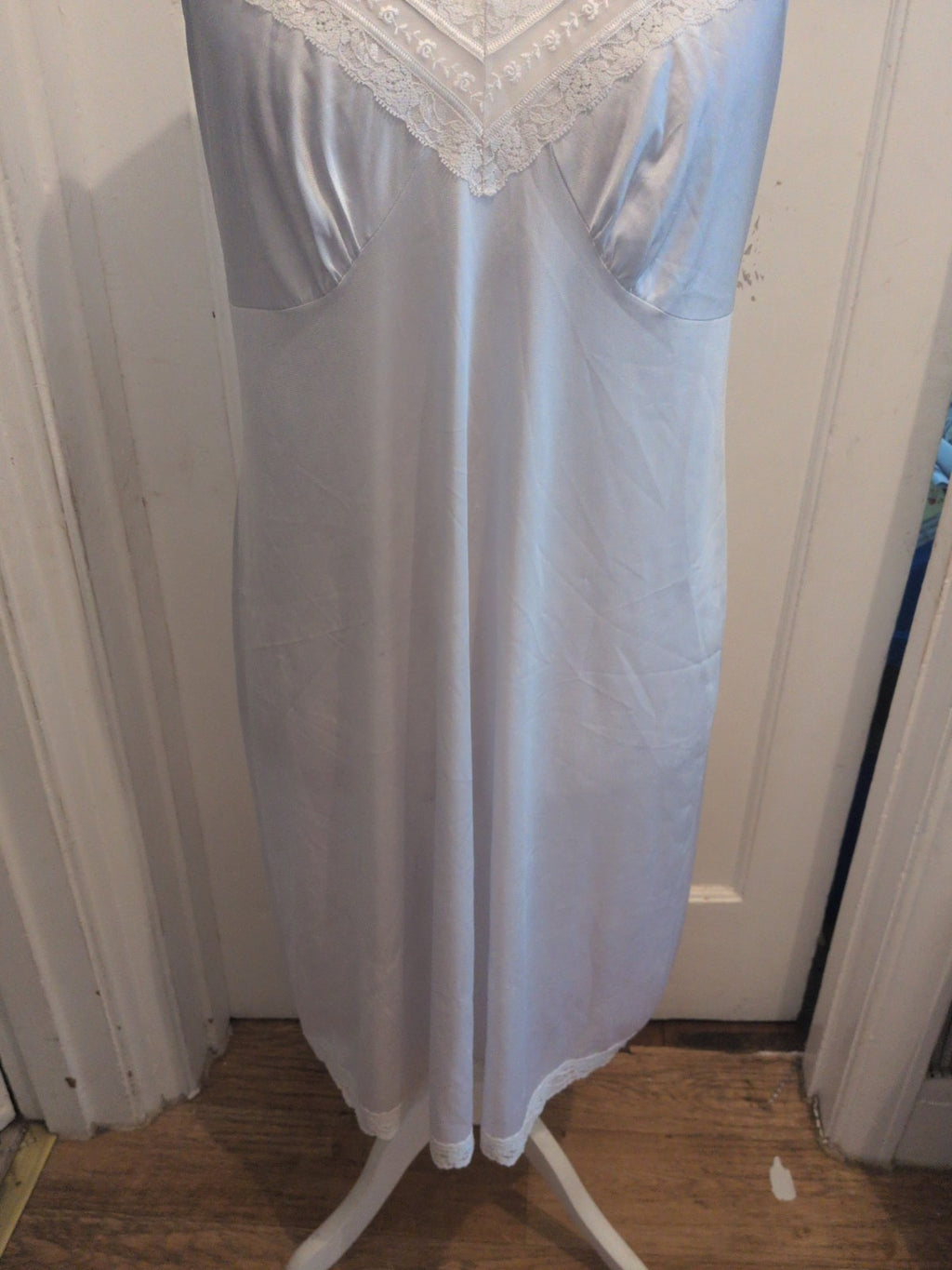 Ladies Size Medium White Satin Style Lace Hem Sleeveless Night Dress