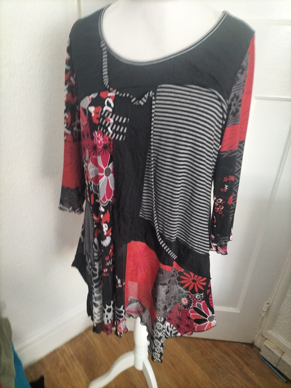 Ladies Ella J Black Label Size Large Red And Black Long Sleeved Dress