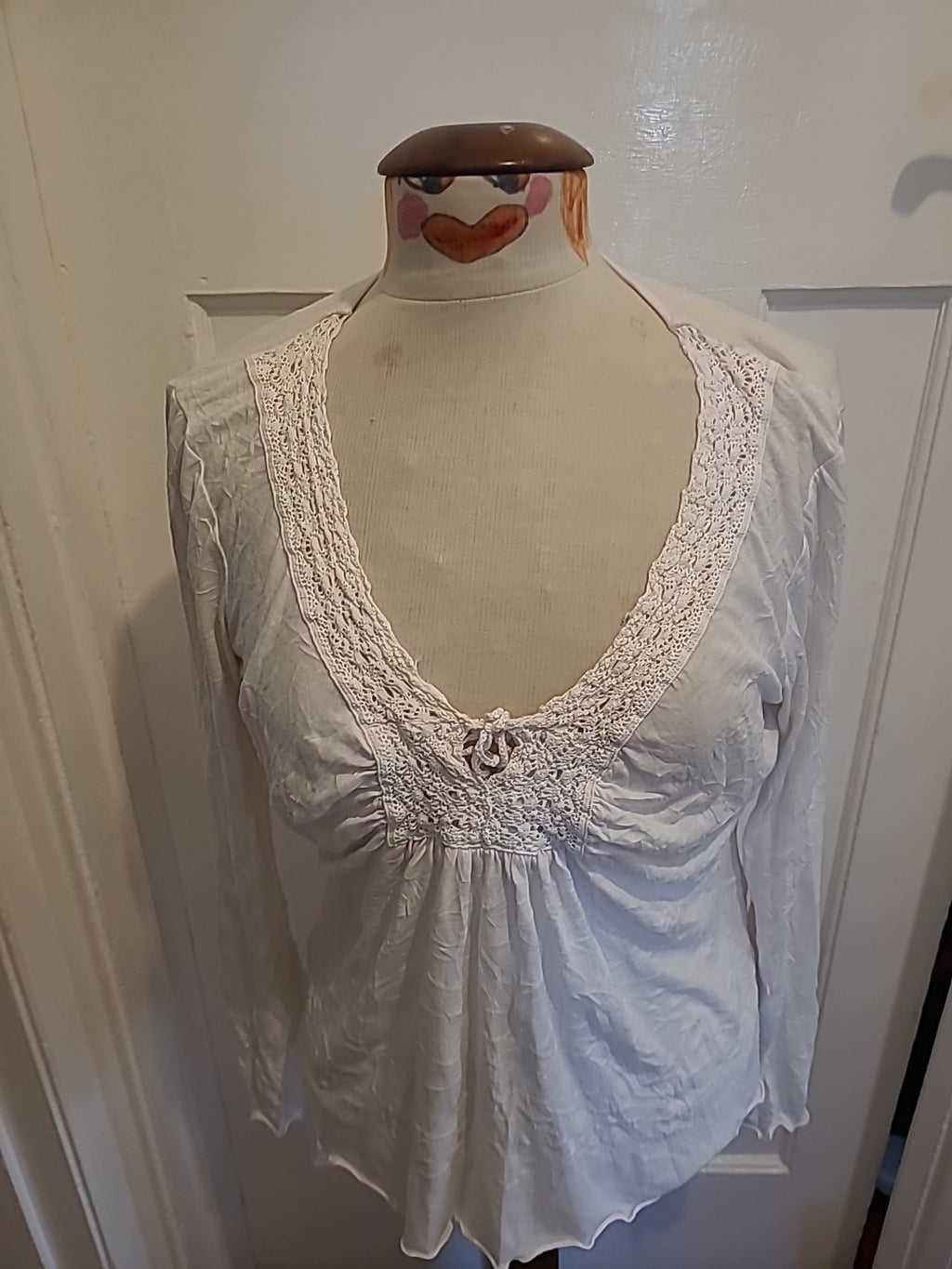 Ladies Size Small White V Neck Long Sleeved Lace Neck Tshirt