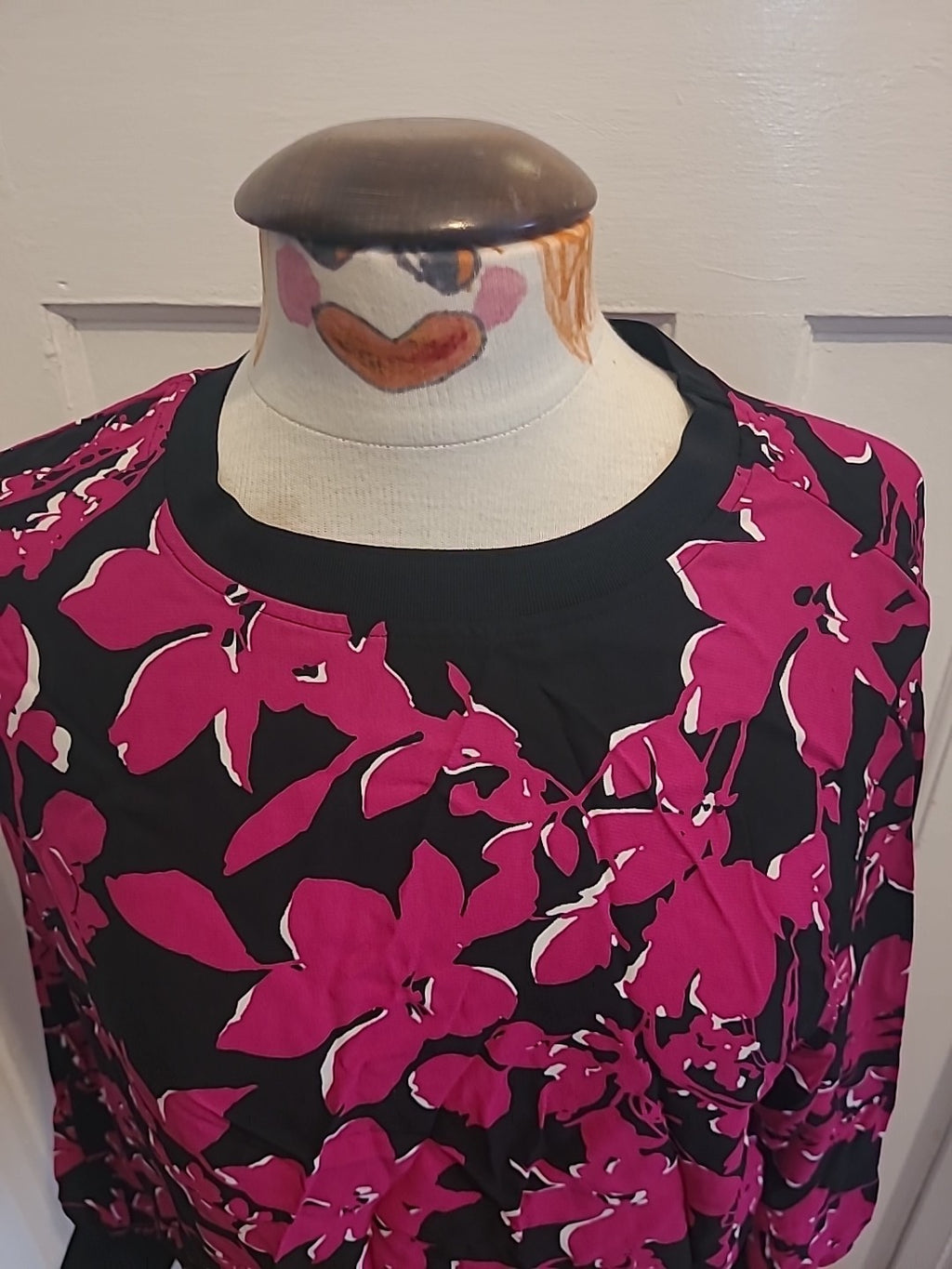 Ladies Autograph Size 8 Cerise Black Long Sleeved Floral Tshirt