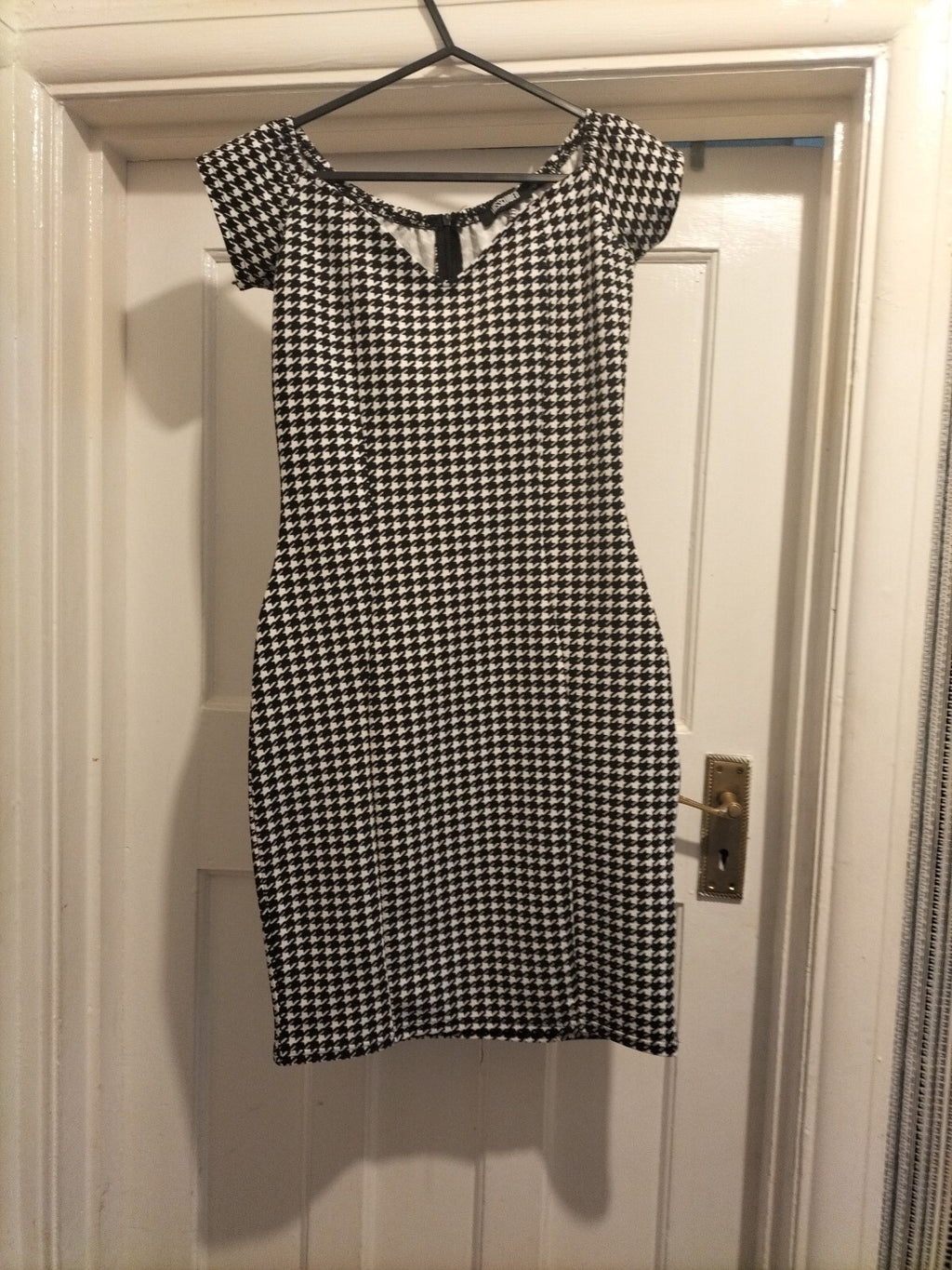 Ladies Miss Guilded Size 10 Black White Caped Sleeve Dress