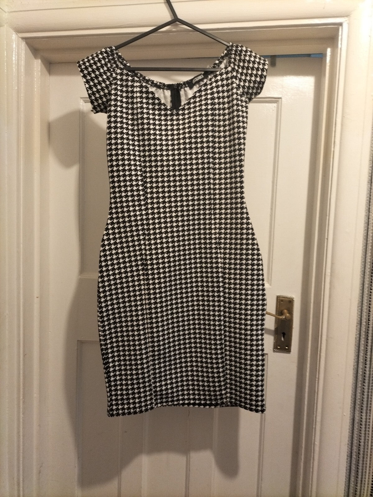 Ladies Miss Guilded Size 10 Black White Caped Sleeve Dress