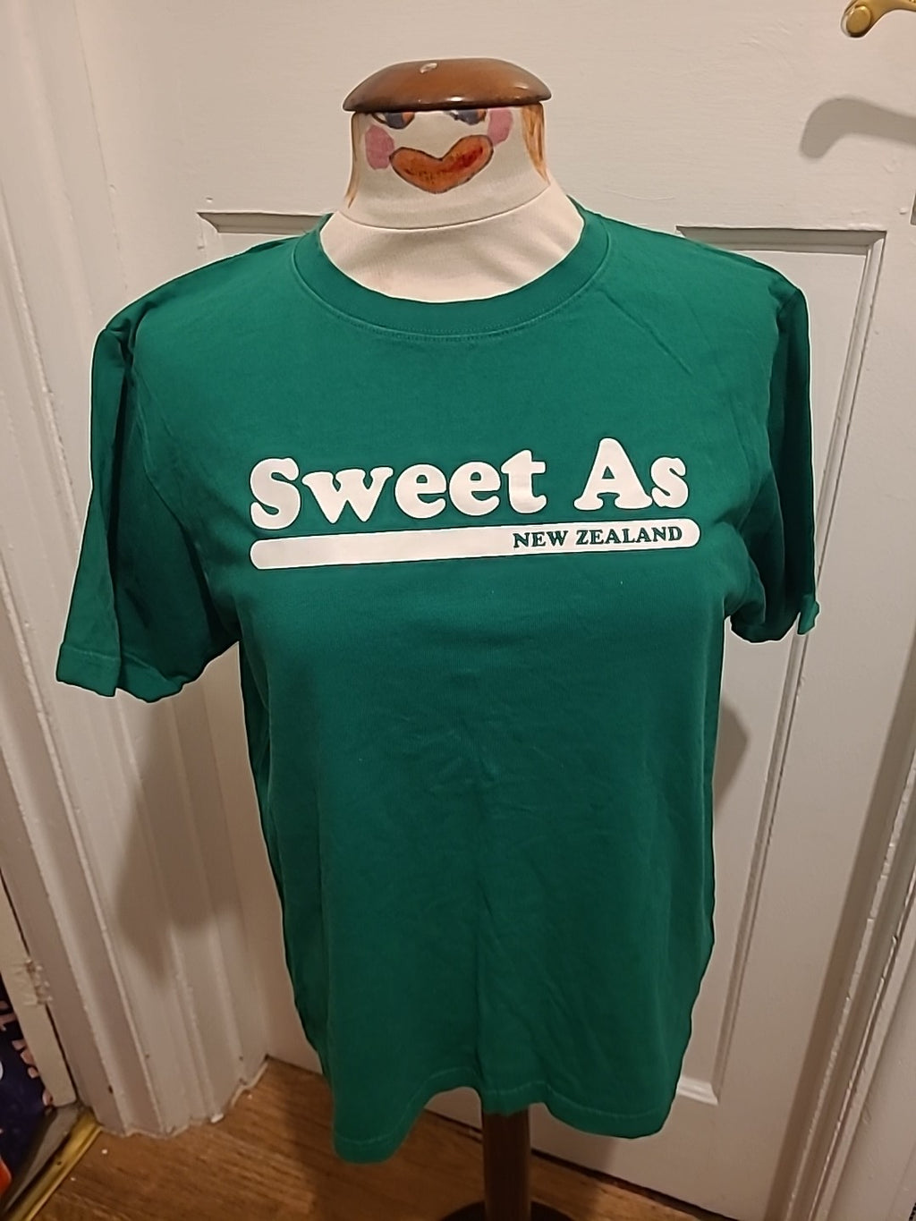 Mens Size Small Green "New Zealand" Short Sleeved Tshirt