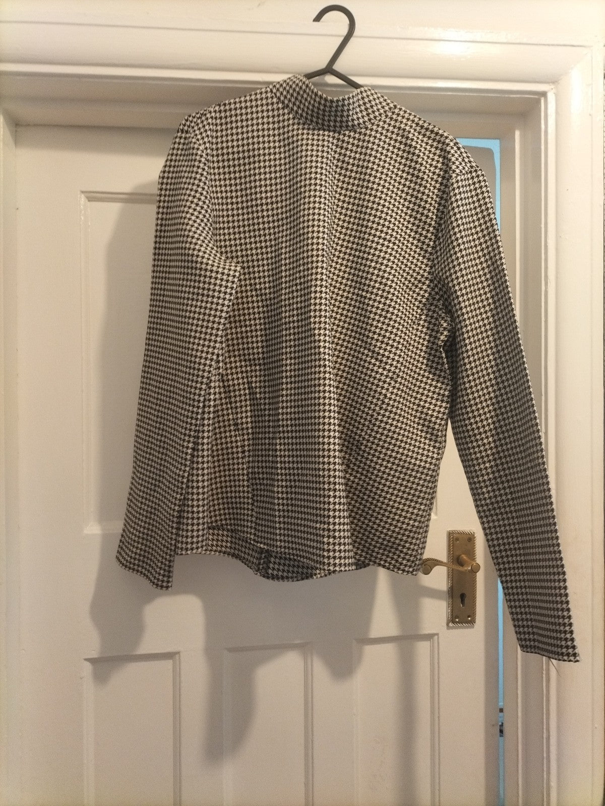 Ladies Size Large Black/White Long Sleeved Blouse