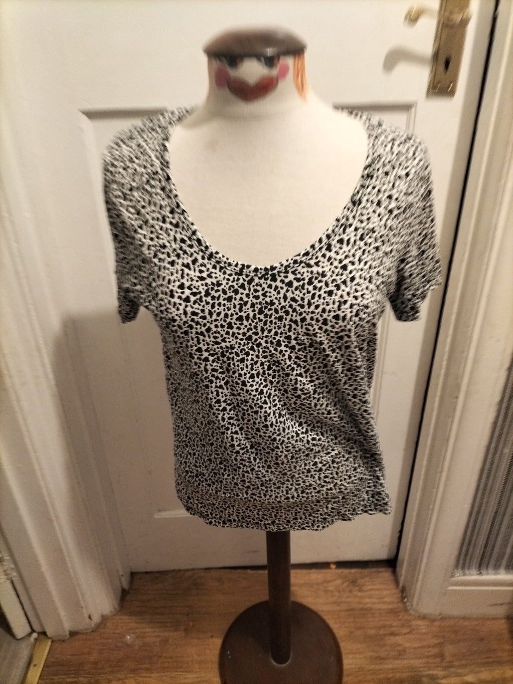 Ladies Nutmeg Size 14 Loose Fit Black White Tshirt
