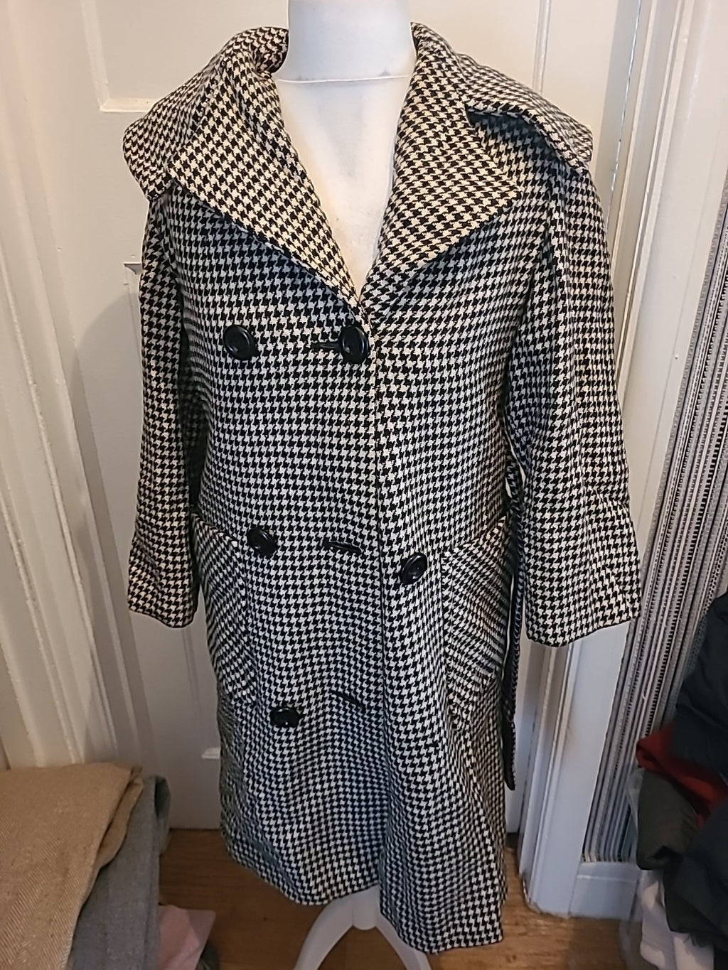 Ladies Size Large Black Amd White Collared Lined Jacket