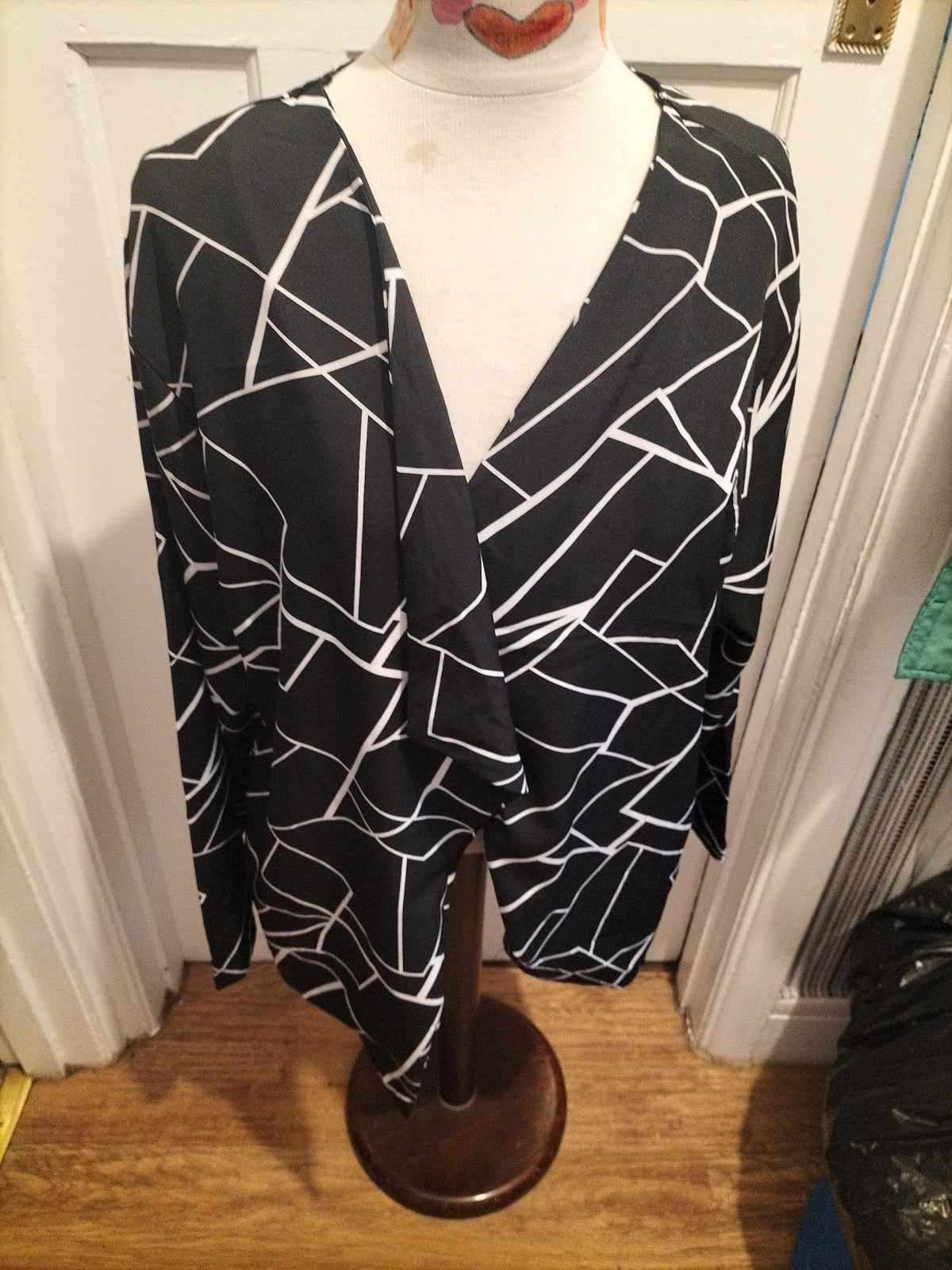 Ladies Size 4XL Black White Patterned Long Sleeved Cardigan