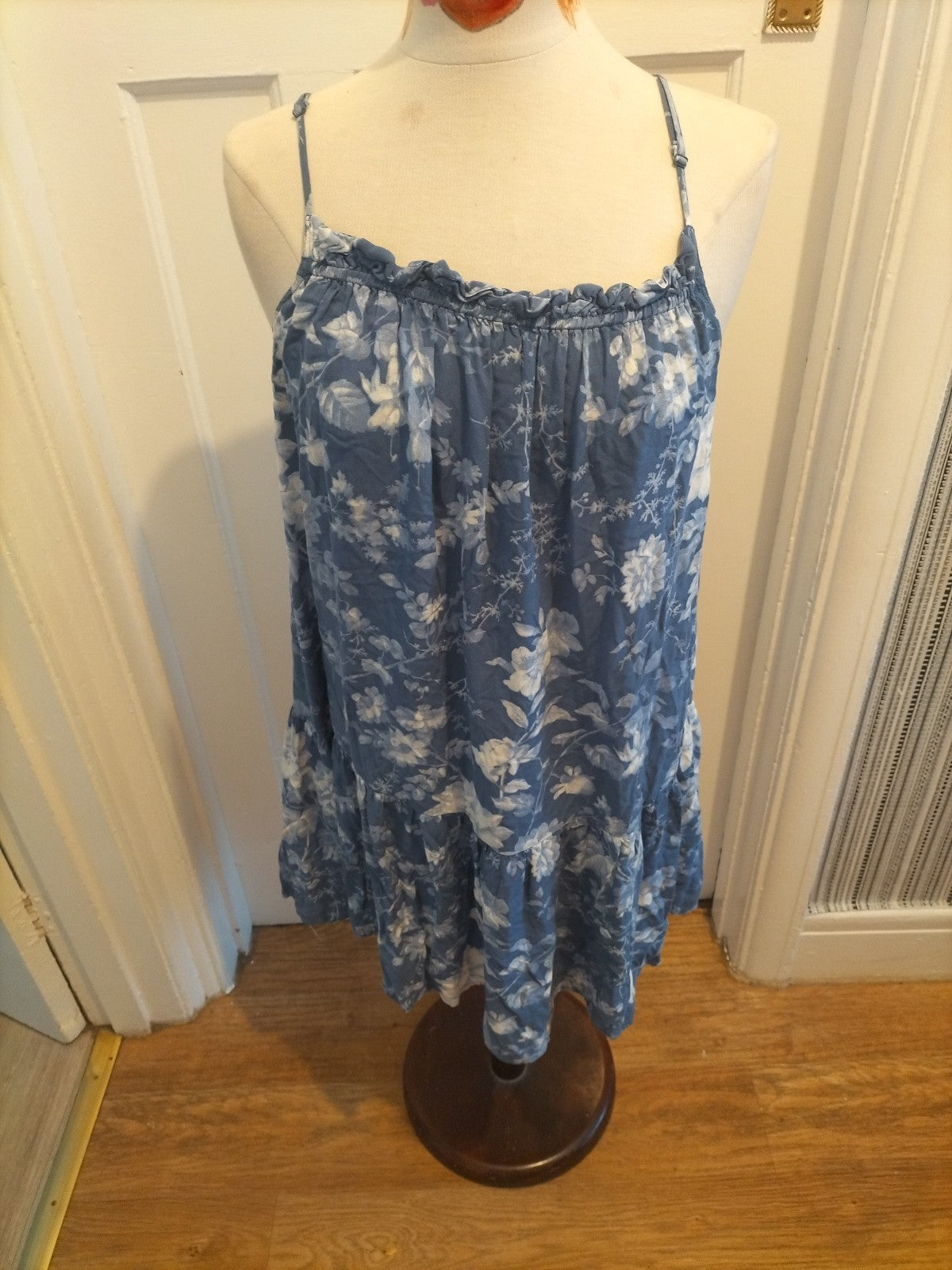 Ladies H&M Size 10 Blue White Floral Sleeveless Dress