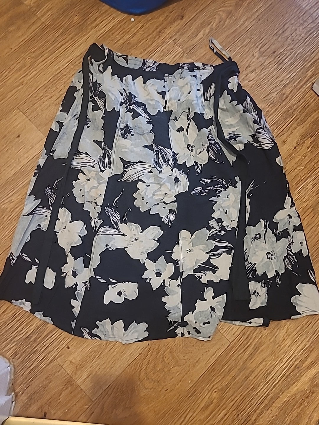 Ladies Elizabeth Scott Size Large Floral Flare Skirt