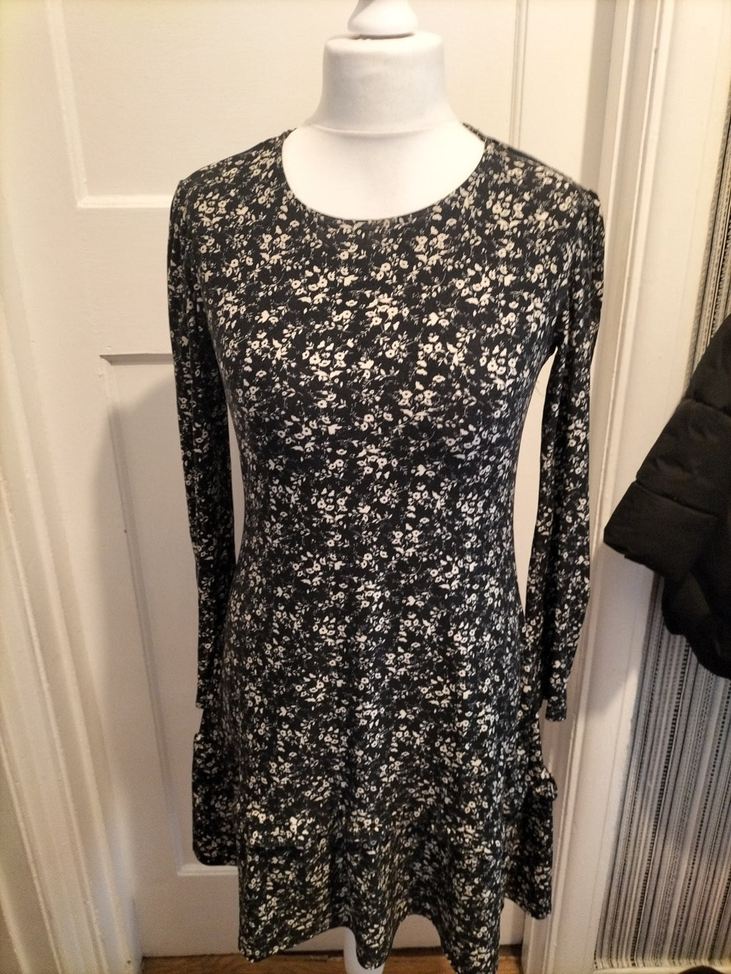 Ladies Primark Size 10 Black And White Floral Long Sleeved Dress