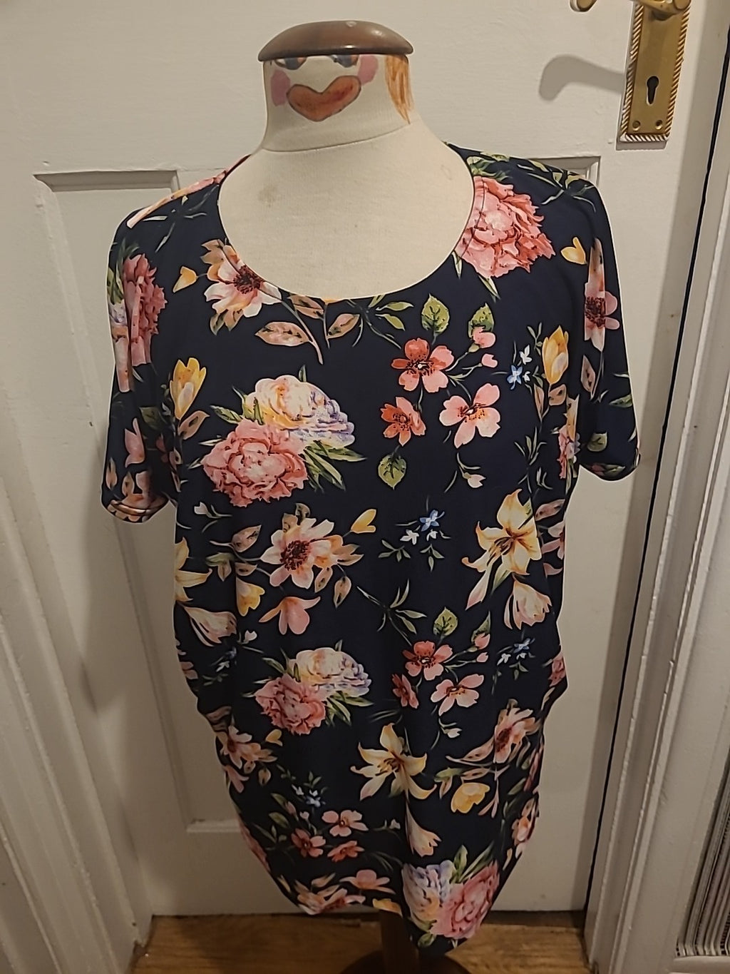 Ladies Emeliax Classics Size Medium Black Floral Short Sleeve Round Neck Blouse