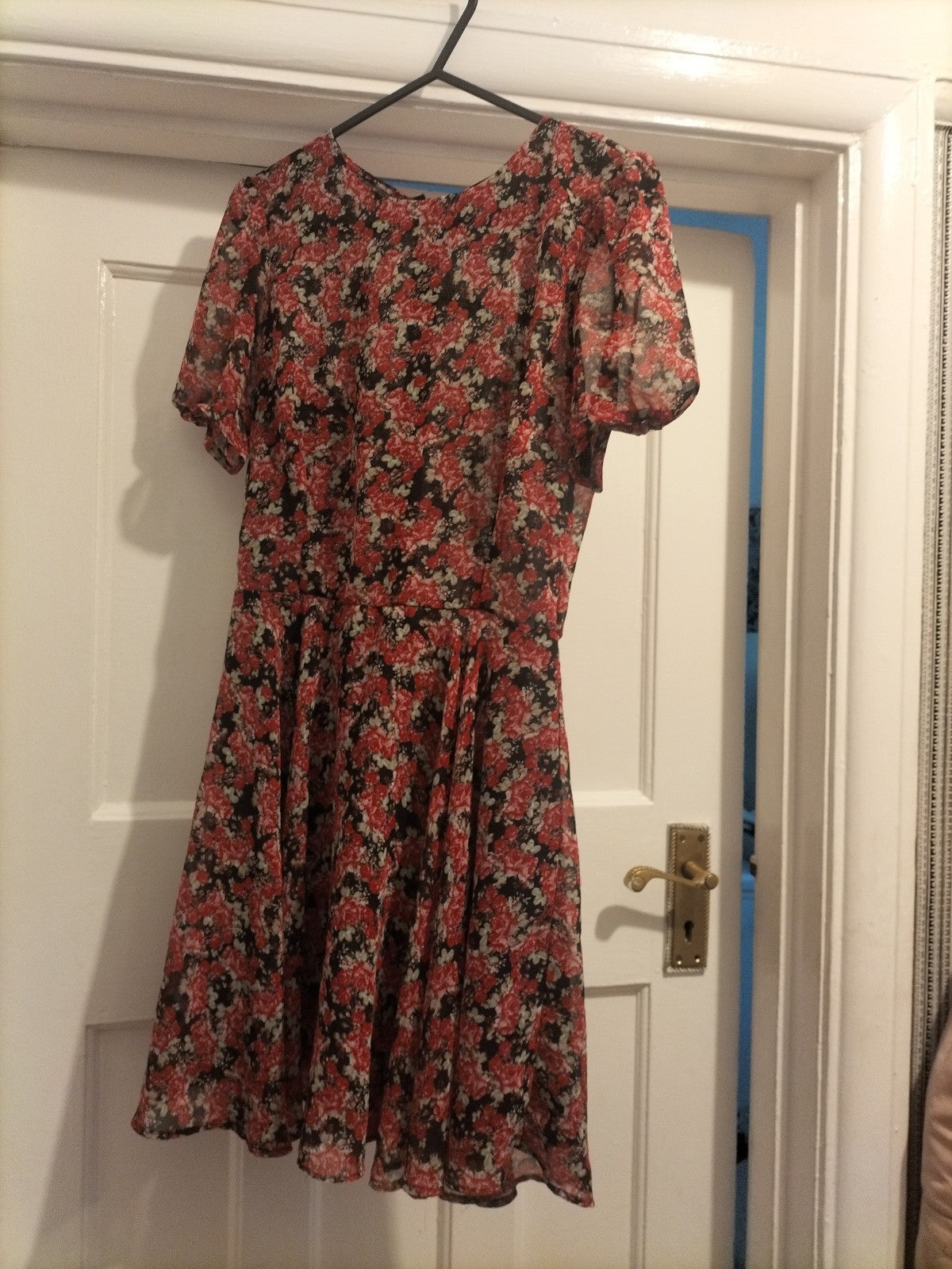 Ladies Trafaluc Size Medium Red Black Floral Short Sleeved Dress