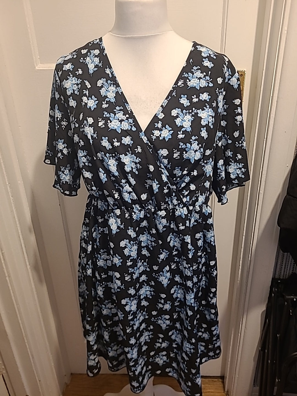 Ladies Seasty Curve Size 1XL Black And Blue Floral V Neck Dress