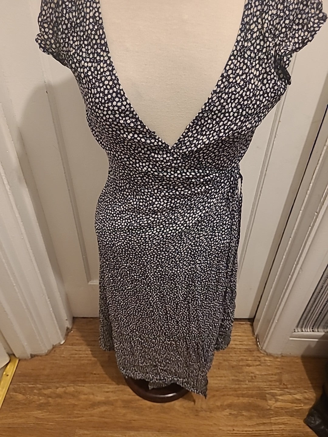 Ladies H&M Size 6 Daisy Design Sleeveless Floor Length Dress