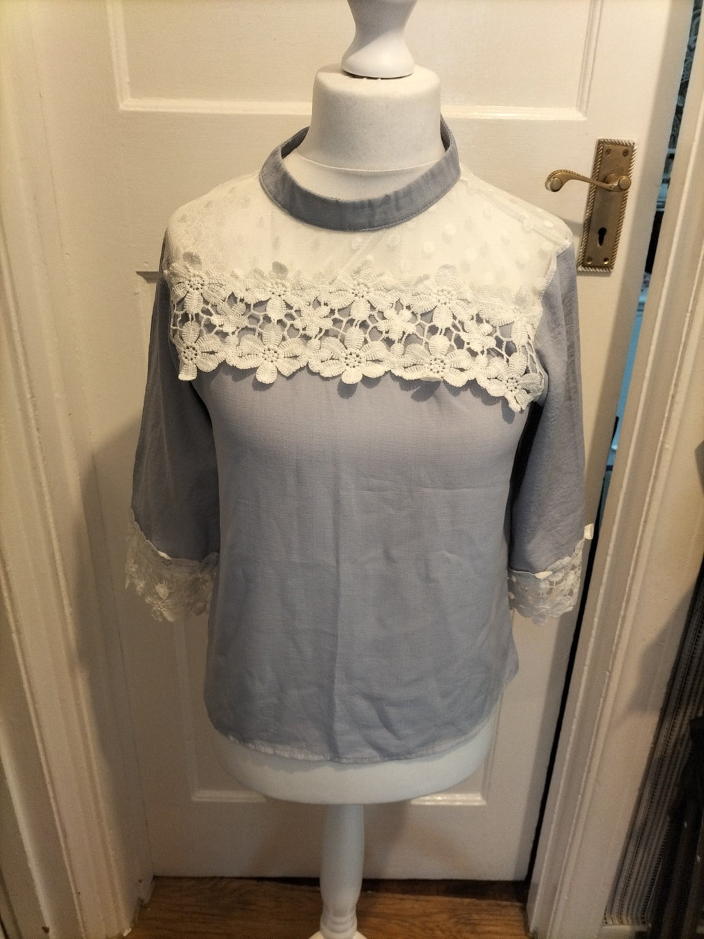 Ladies Size Large Pale Lilac With White Lace Floral Blouse