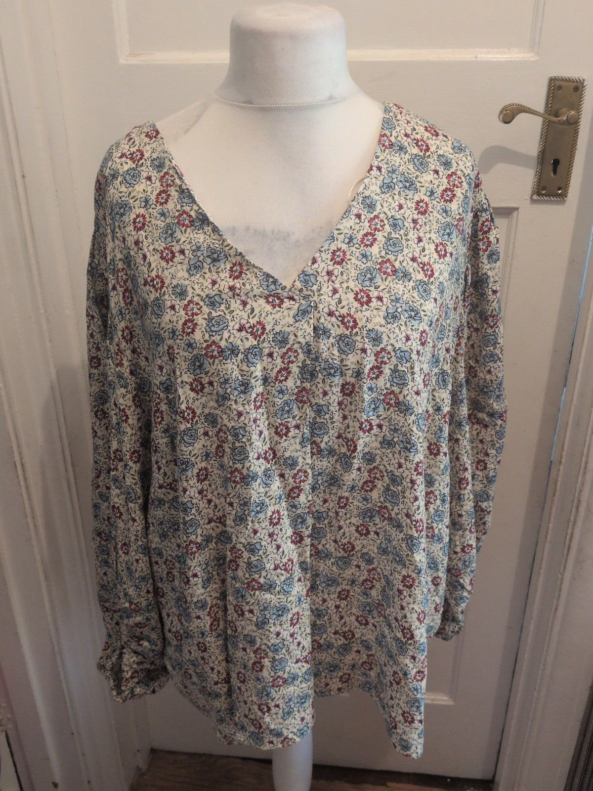 Ladies Tu Size 26 White Floral Long Sleeve Blouse