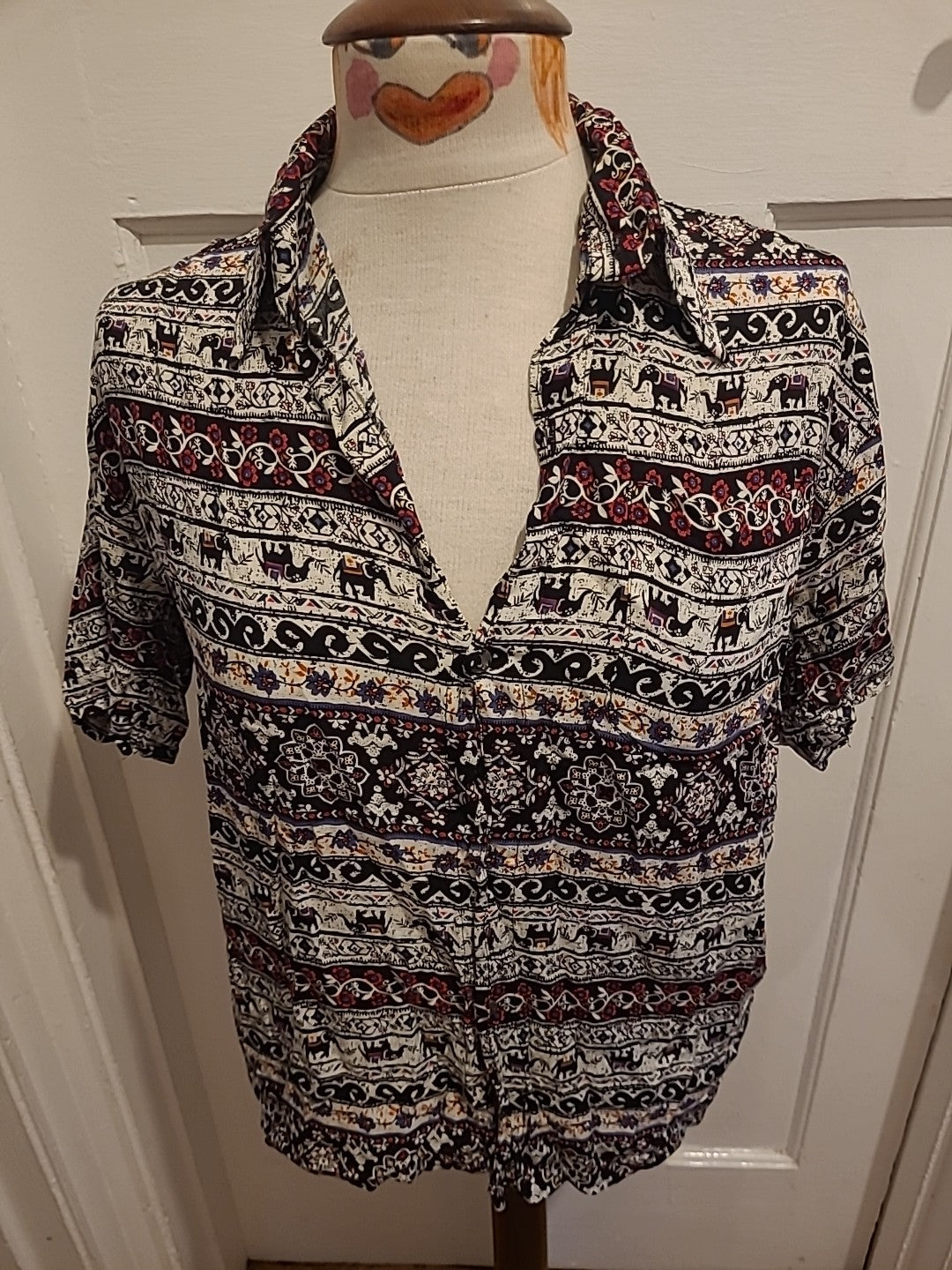 Ladies Size 12 White Black Pattern Short Sleeve Blouse