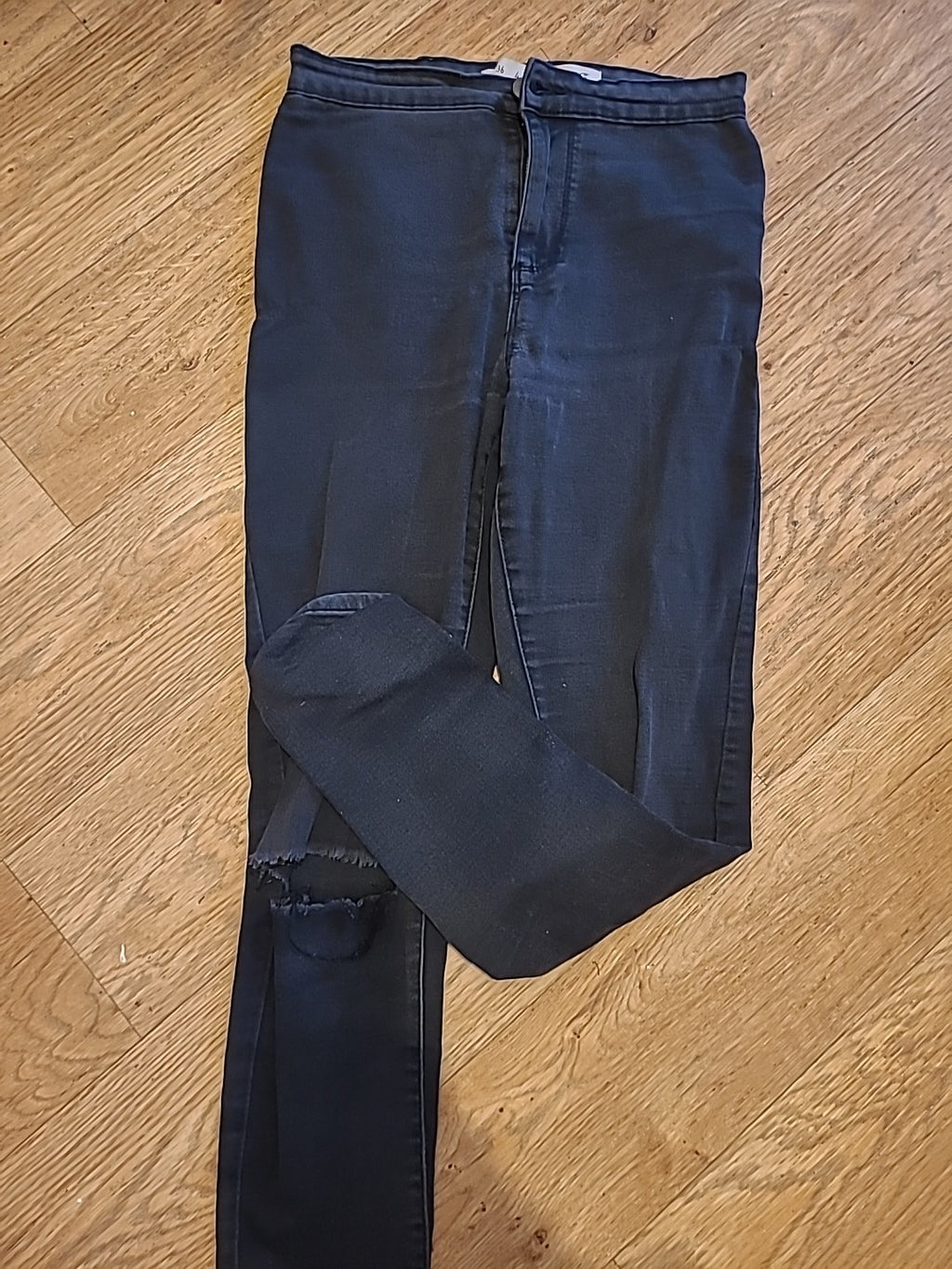 Ladies Denim&Co Size 8 Charcoal Ripped Knee Skinny Jeans