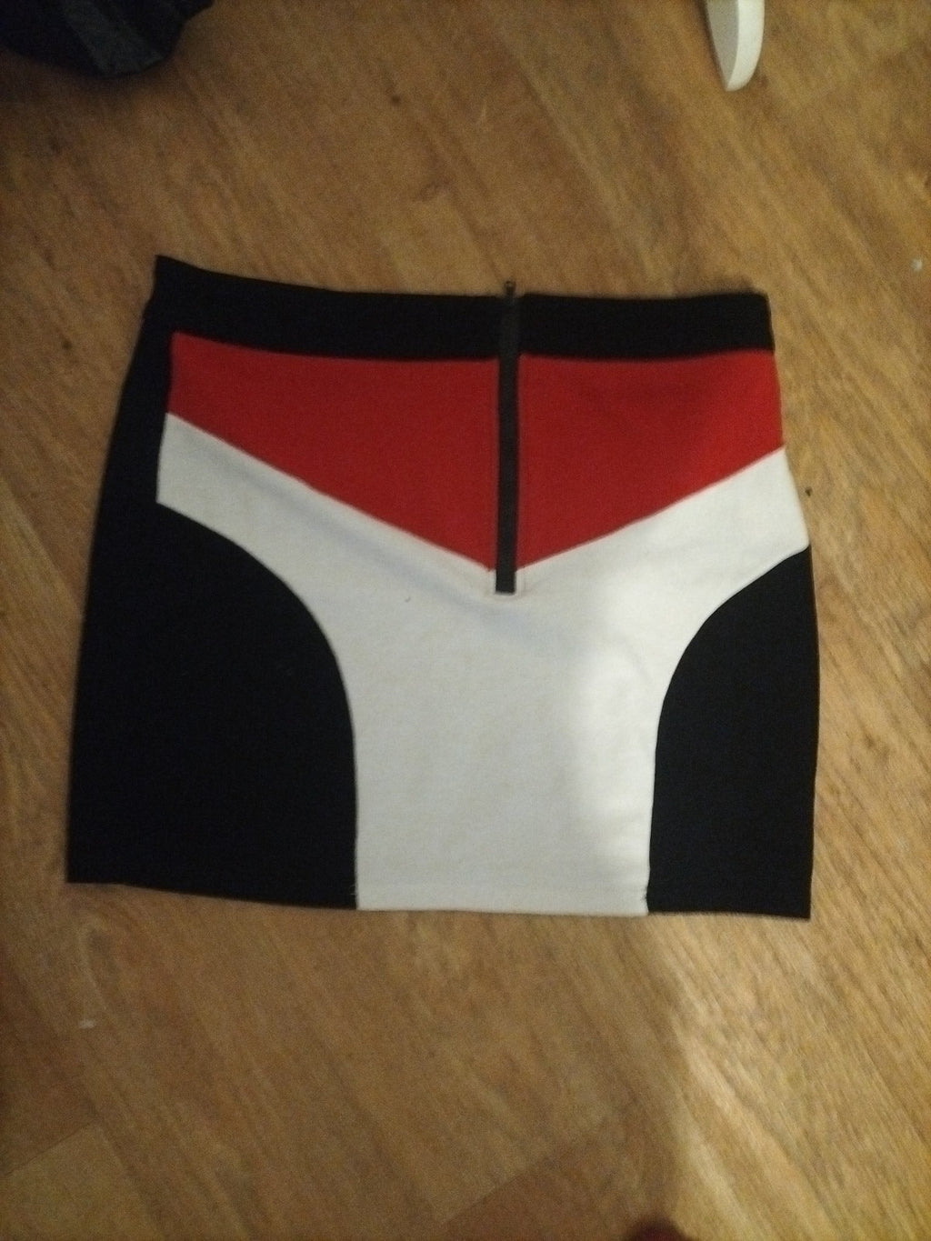 Ladies Shein Size Large Black/Red/White Skirt