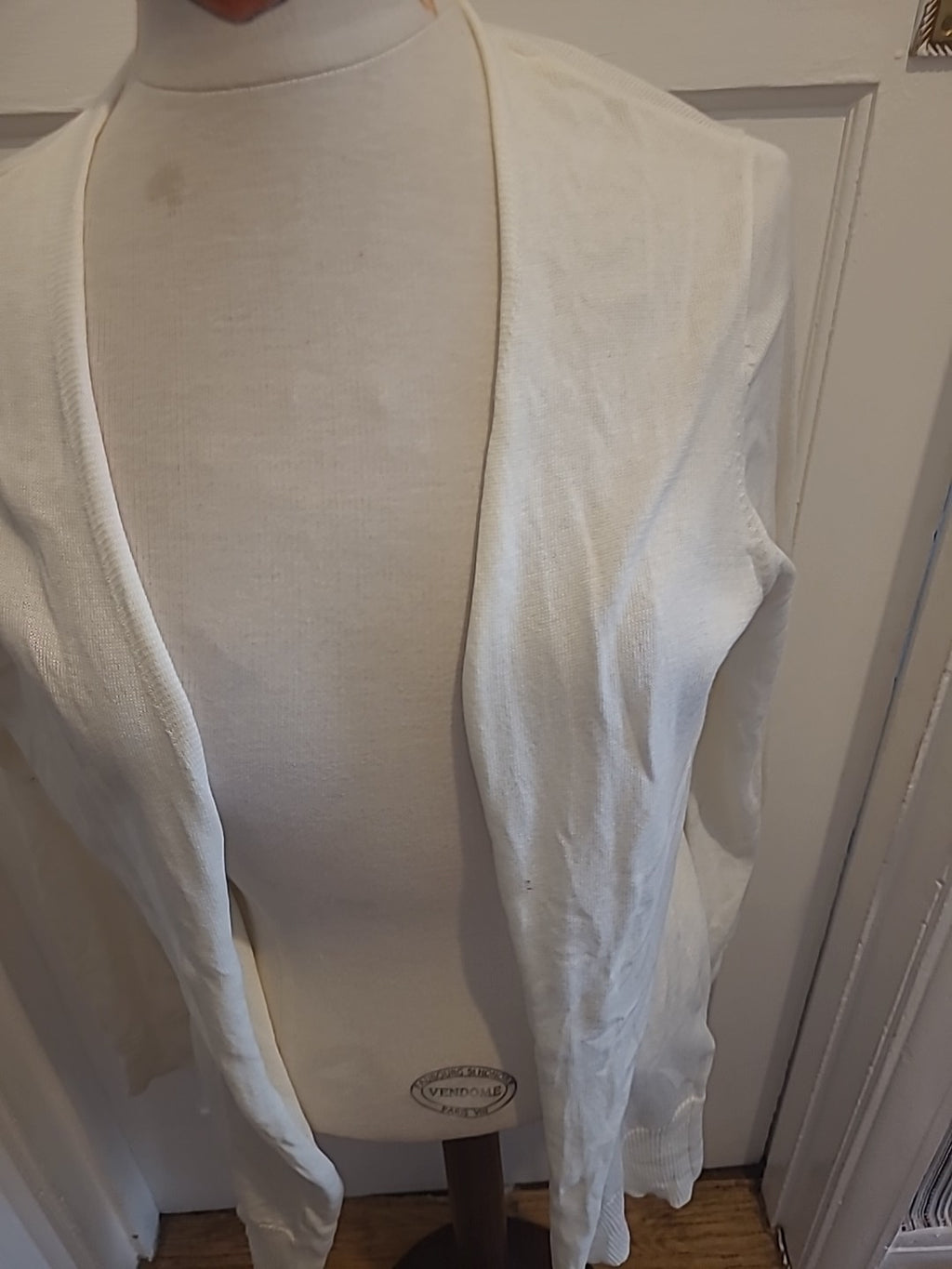 Ladies Amazon Essentials Size Medium Cream Long Sleeved Cardigan