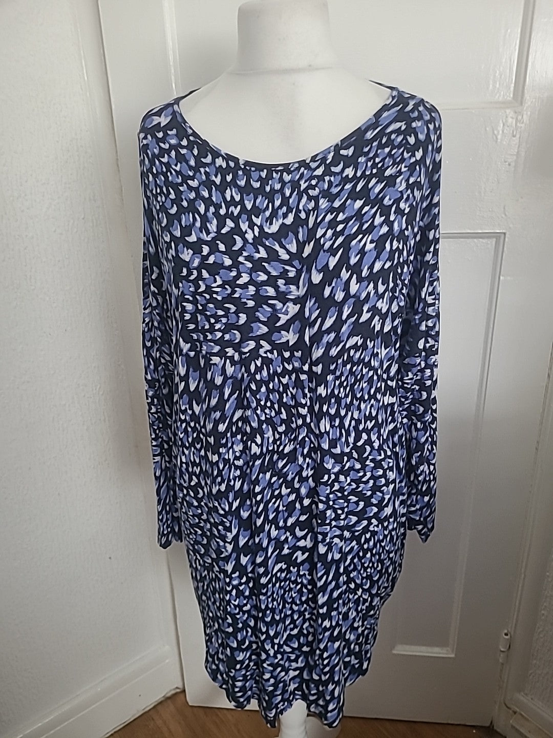 Ladies Papaya Size XL Purple/White/Black Long Sleeved Blouse