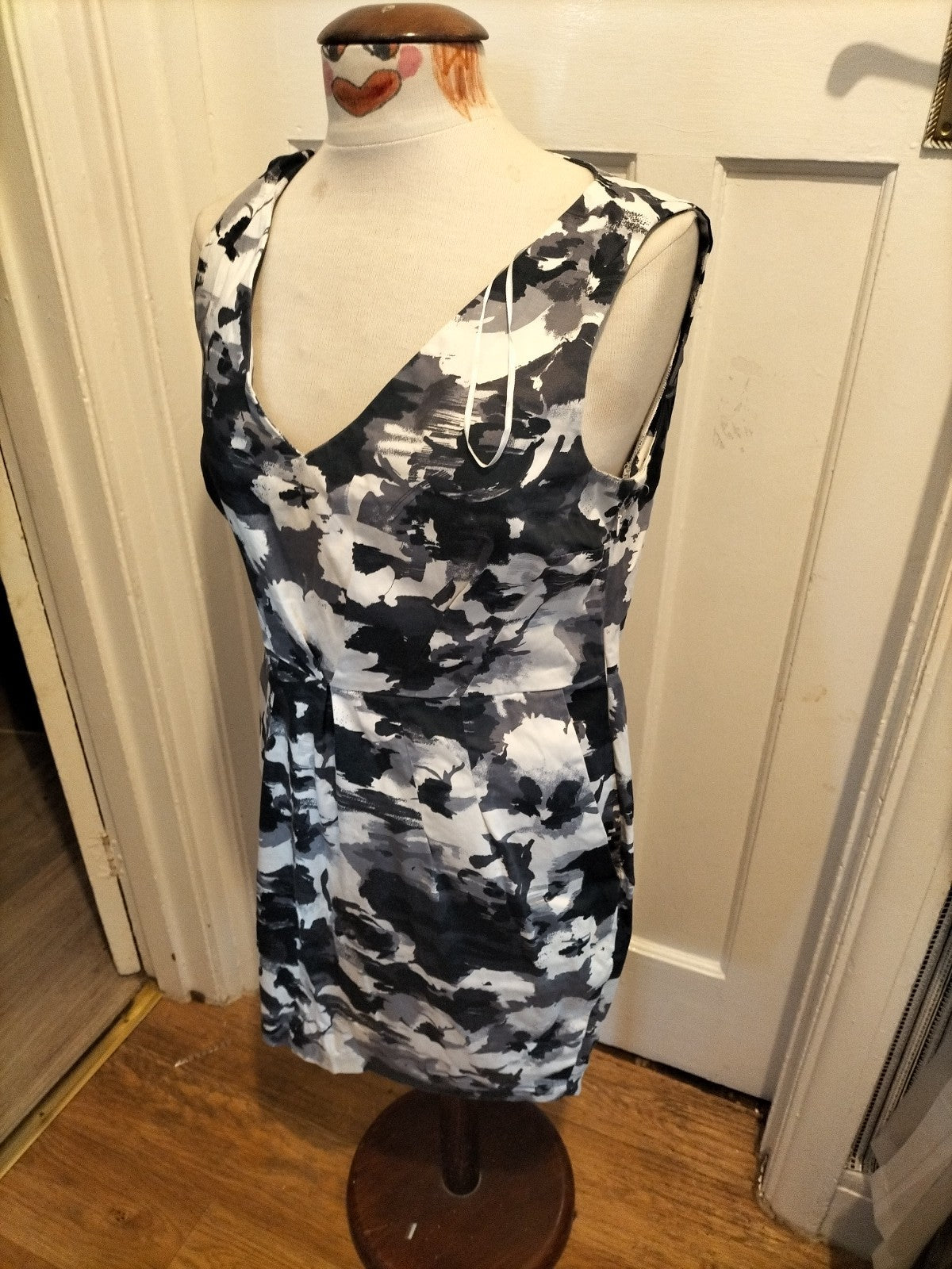 Ladies Size Large Black/Grey/White V Neck Sleeveless Dress