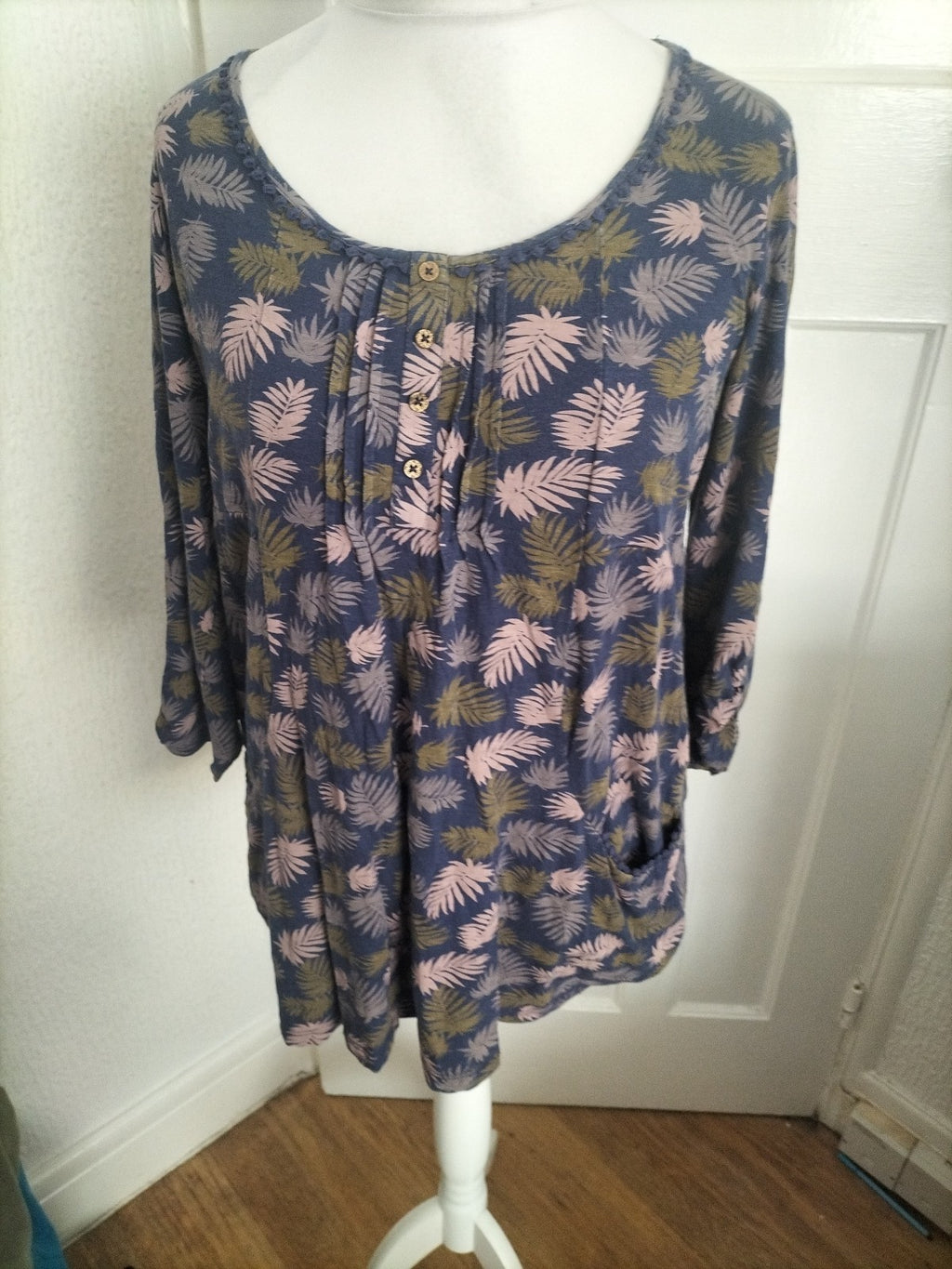 Ladies Beacon Love Size 12 Leave Pattern Long Sleeved Blouse