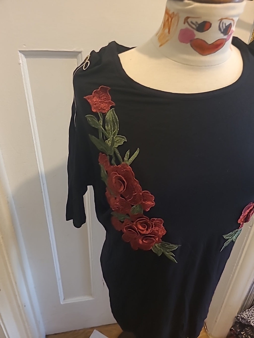 Ladies Select Size 10 Black With Floral Short Sleeved Blouse