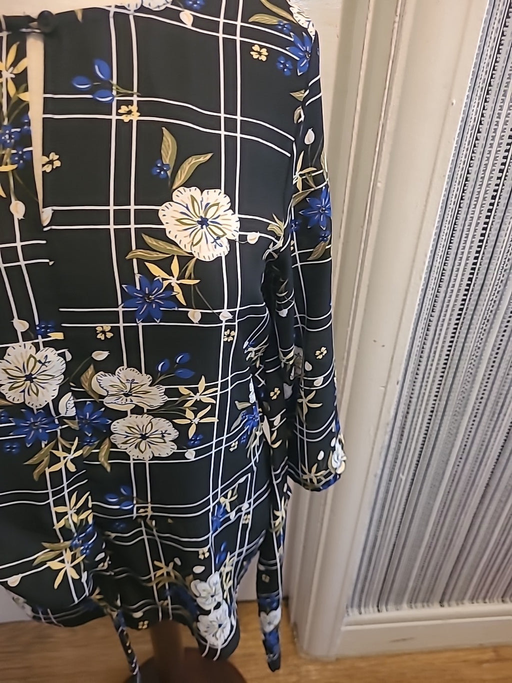 Ladies Peacocks Size 10 Black Blue White Floral Mid Sleeved Blouse