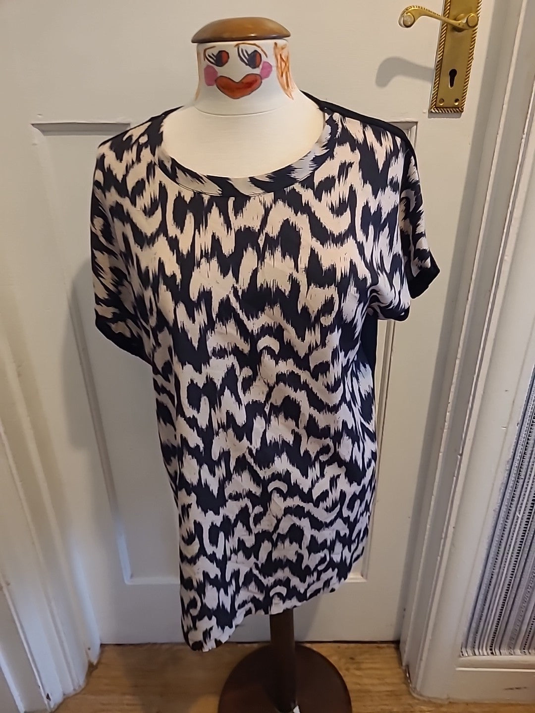 Ladies Peacocks Size 14 Beige And Black Short Sleeved Tshirt