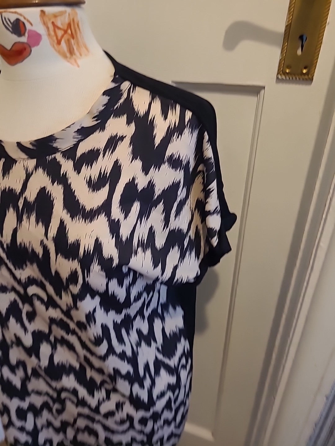 Ladies Peacocks Size 14 Beige And Black Short Sleeved Tshirt