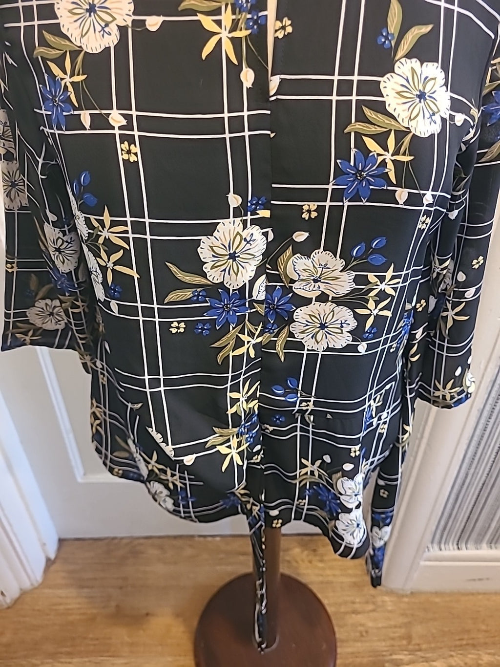 Ladies Peacocks Size 10 Black Blue White Floral Mid Sleeved Blouse