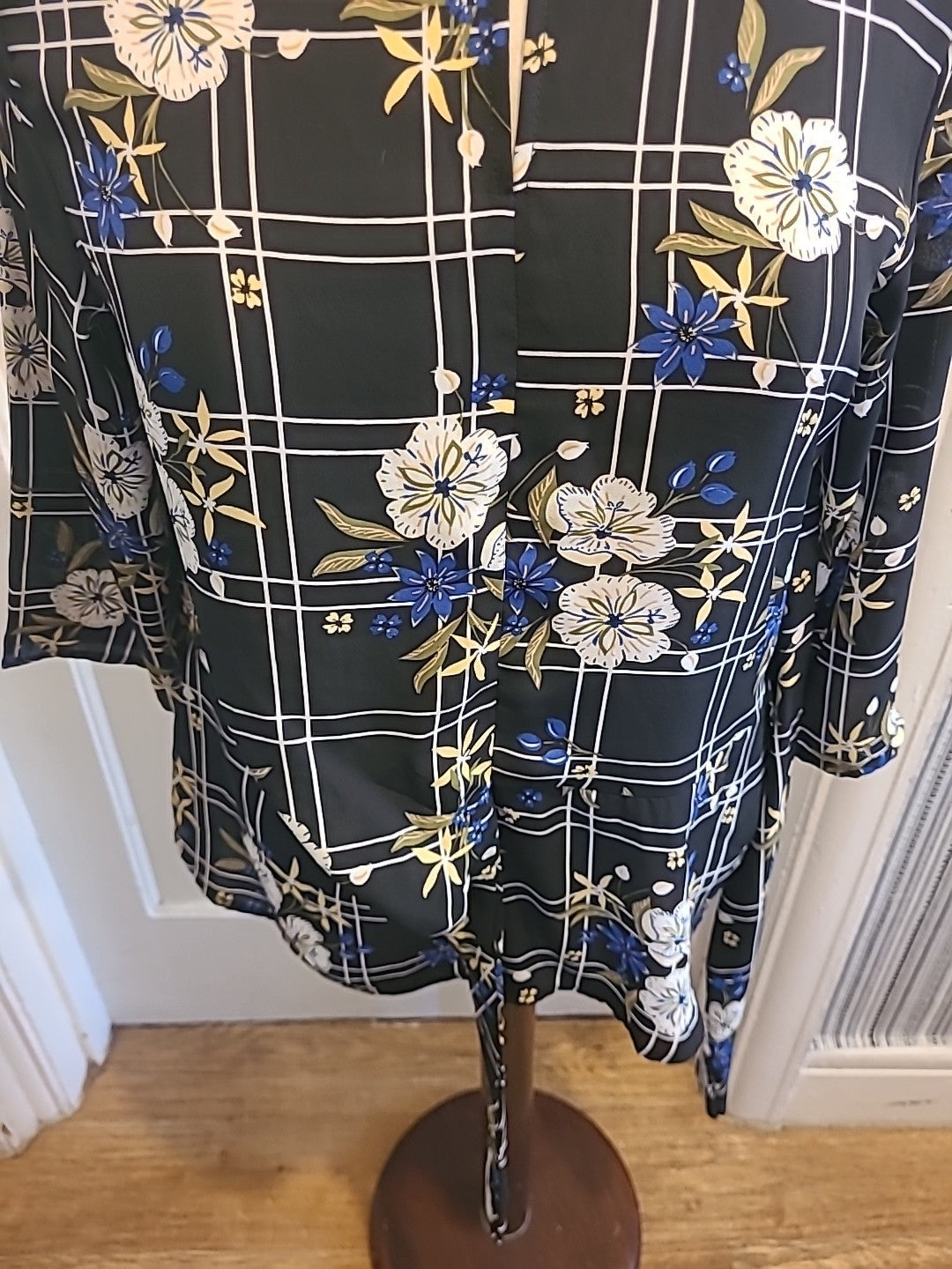 Ladies Peacocks Size 10 Black Blue White Floral Mid Sleeved Blouse