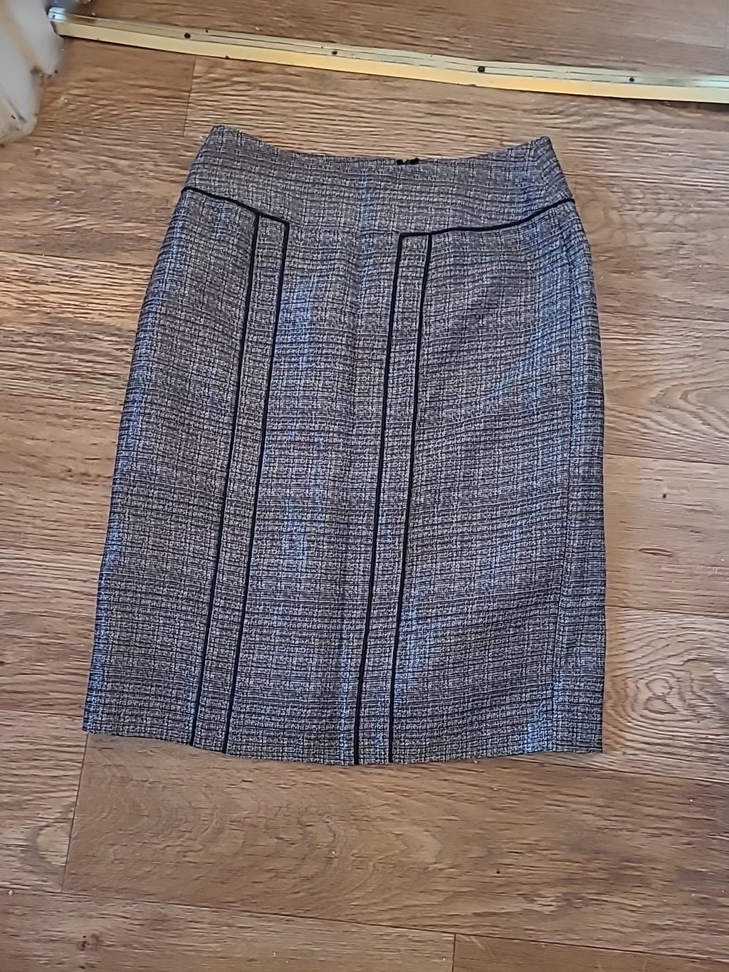 Ladies Episode Size 8 Beige Black Pencil Skirt