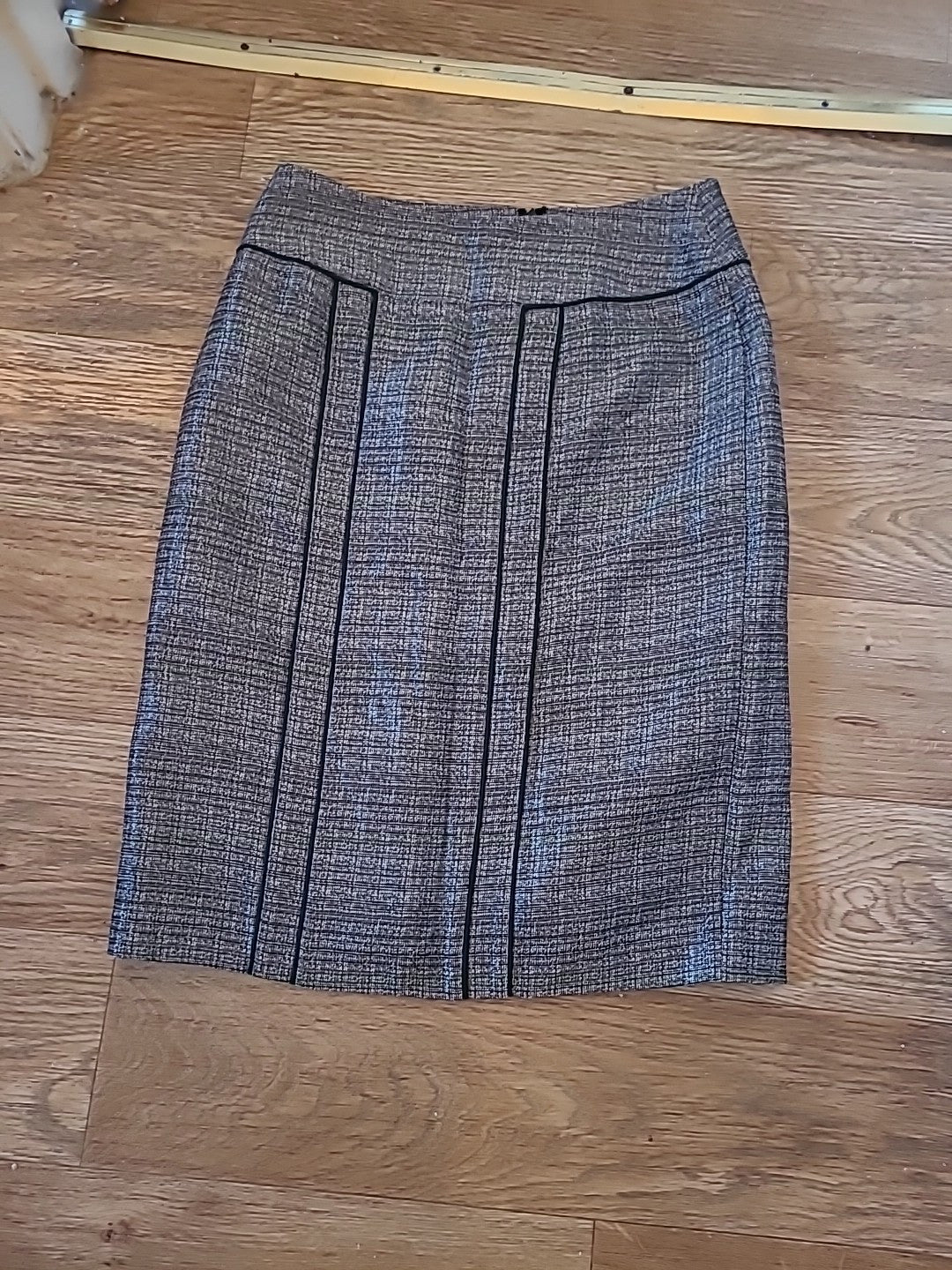 Ladies Episode Size 8 Beige Black Pencil Skirt